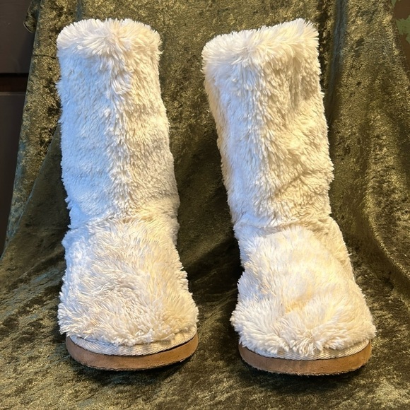 Source Unknown Shoes - High Top Slippers